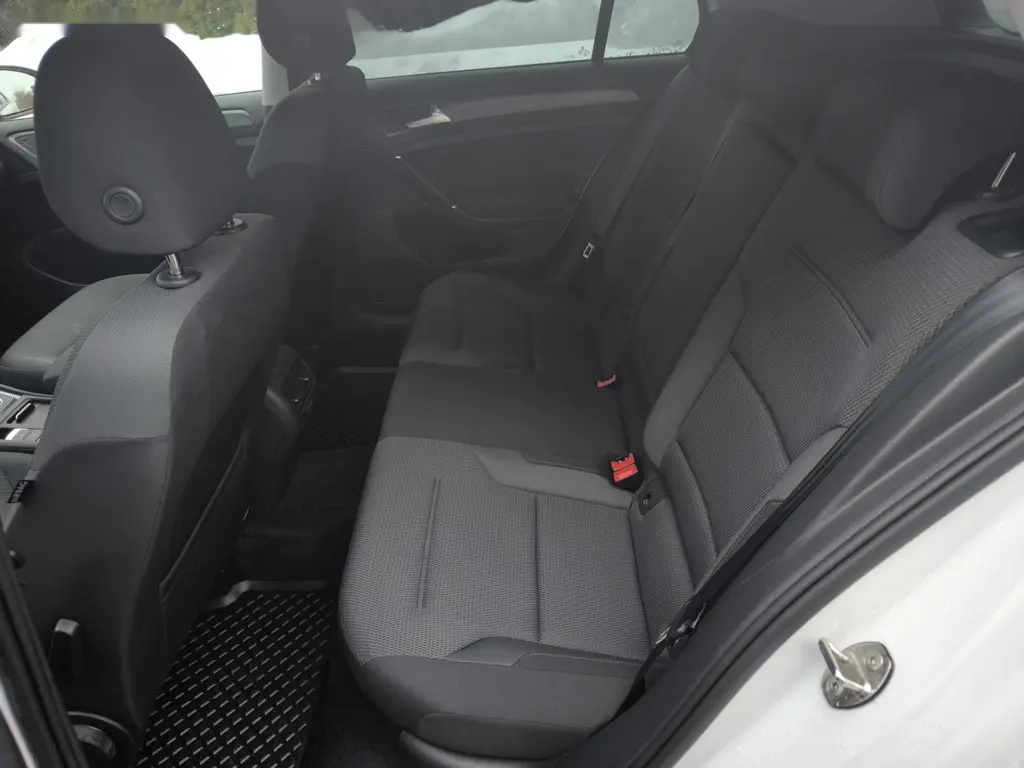 Volkswagen e-Golf - 10