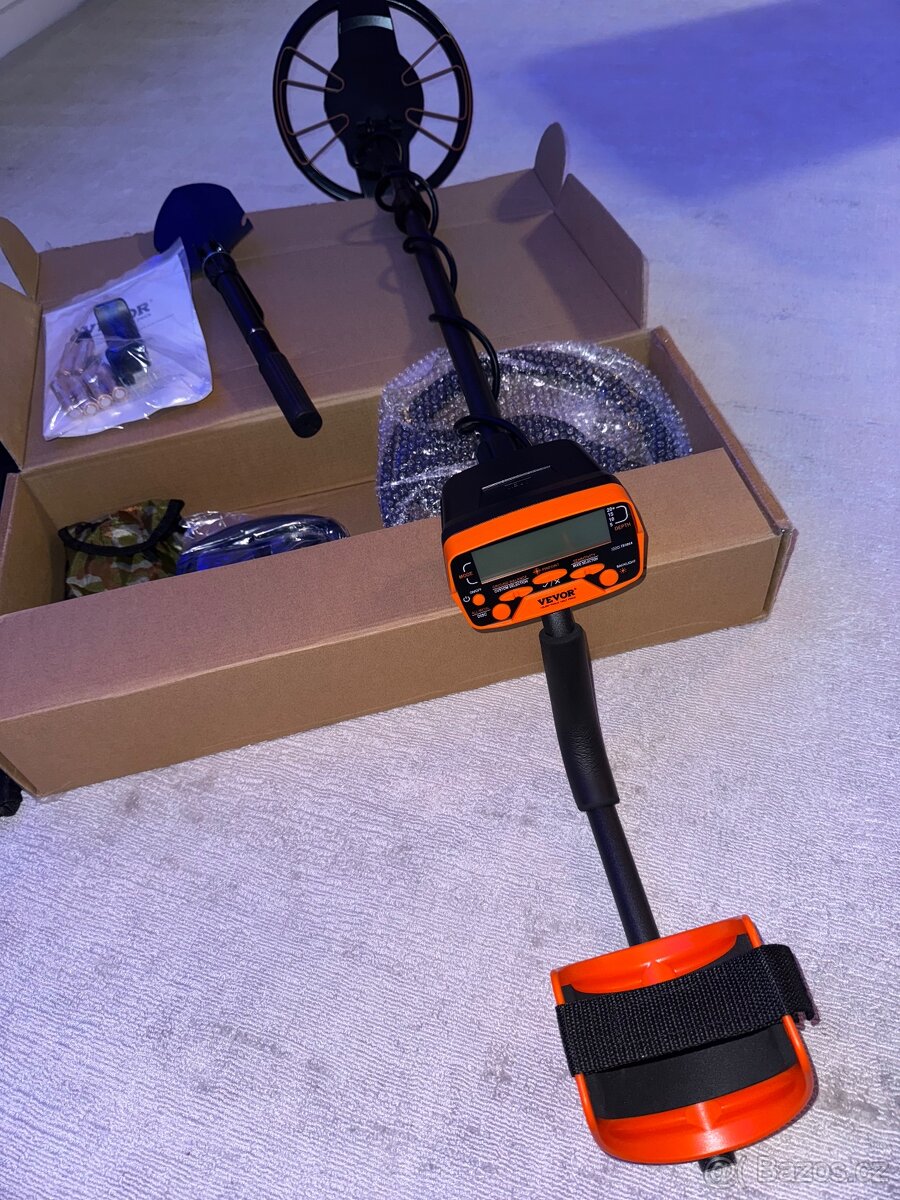 Kompaktní detektor kovů - 10