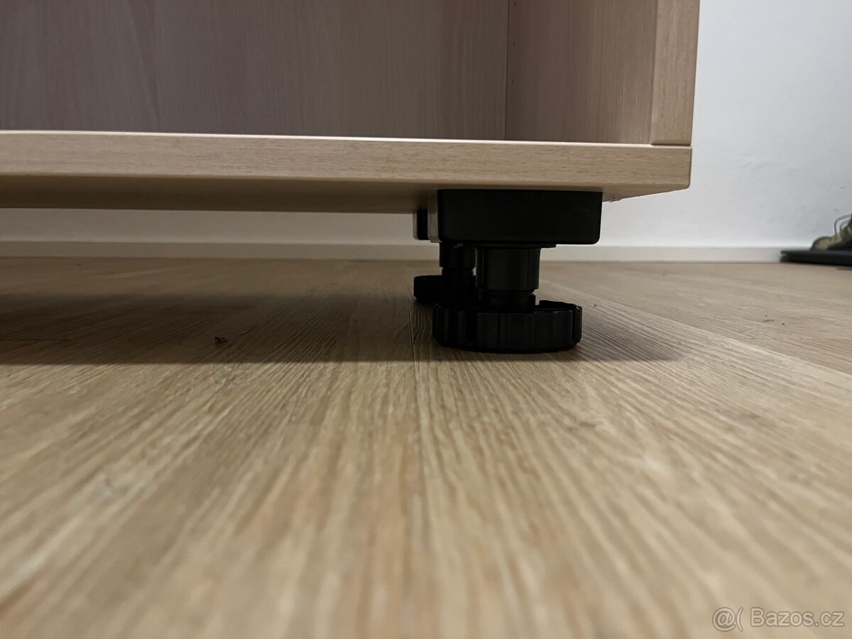 Skříň s botníky - 10