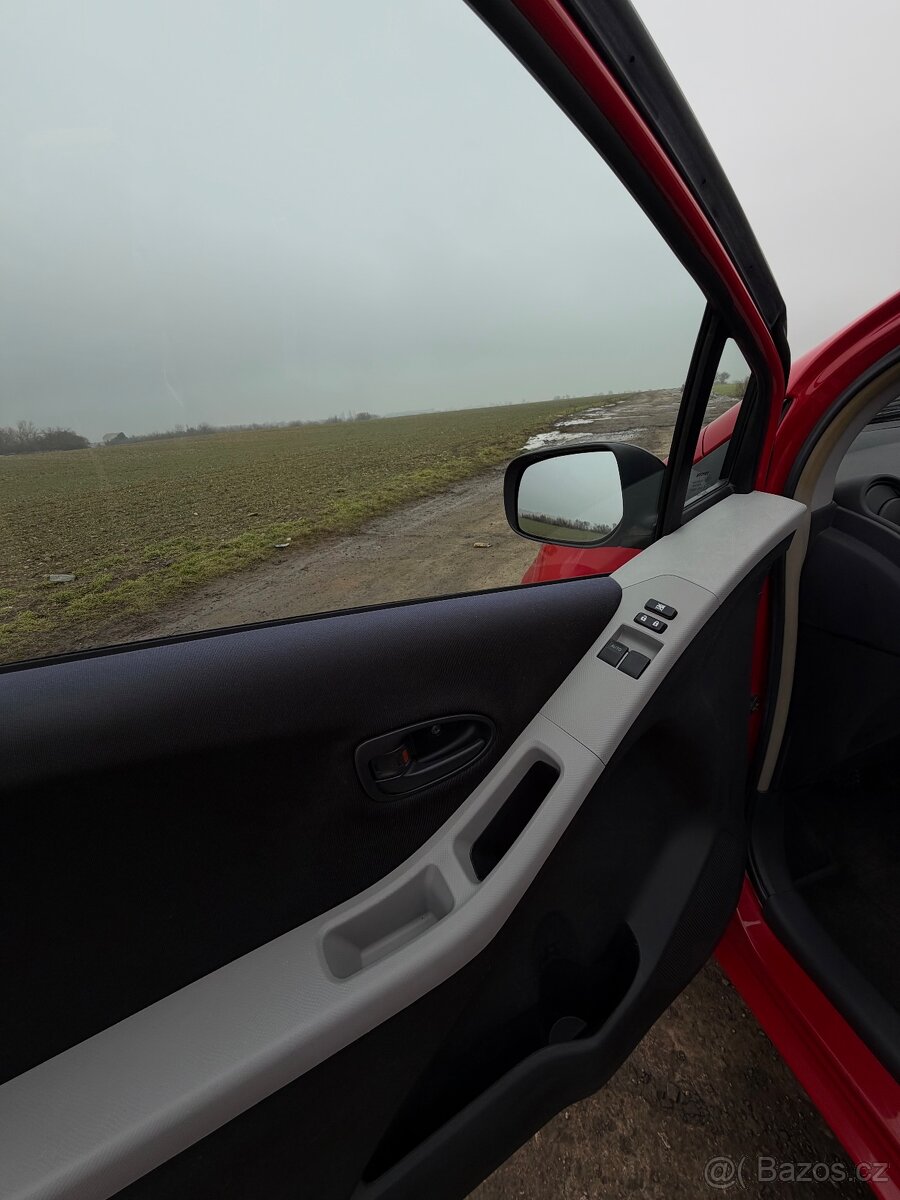 Toyota Yaris 1.0 VVT-i - 10