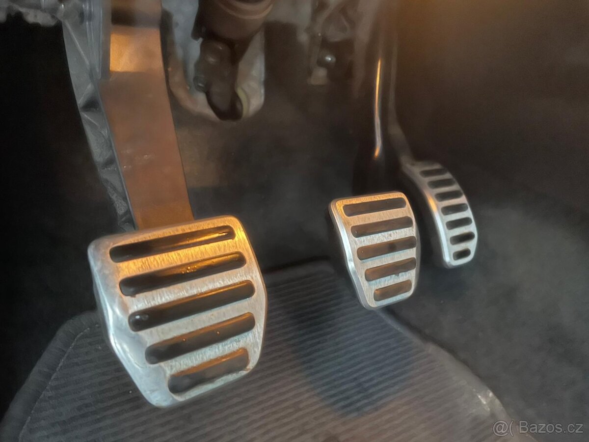 Volvo XC60 2.4 D5 151 kW • AWD 4×4 • R-Design • Manuál • - 10