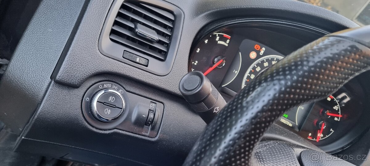 Opel Insignia kombi, rok 2015 obsah 2.0 nafta 125kw - 10