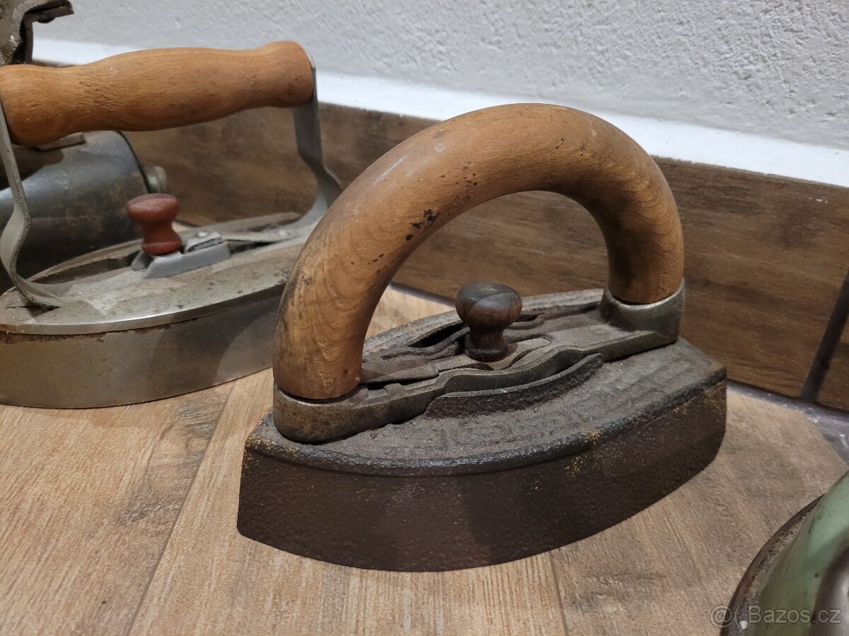 sbírka starožitných žehliček - 10