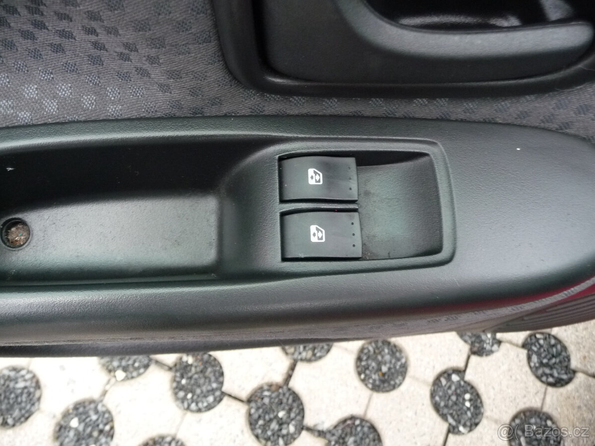 Renault Clio 1.2i najeto 87 200km 1.majitel koup.v čr - 10