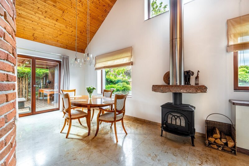 Prodej jedinečného, prostorného RD s větší rovinatou zahrado - 10