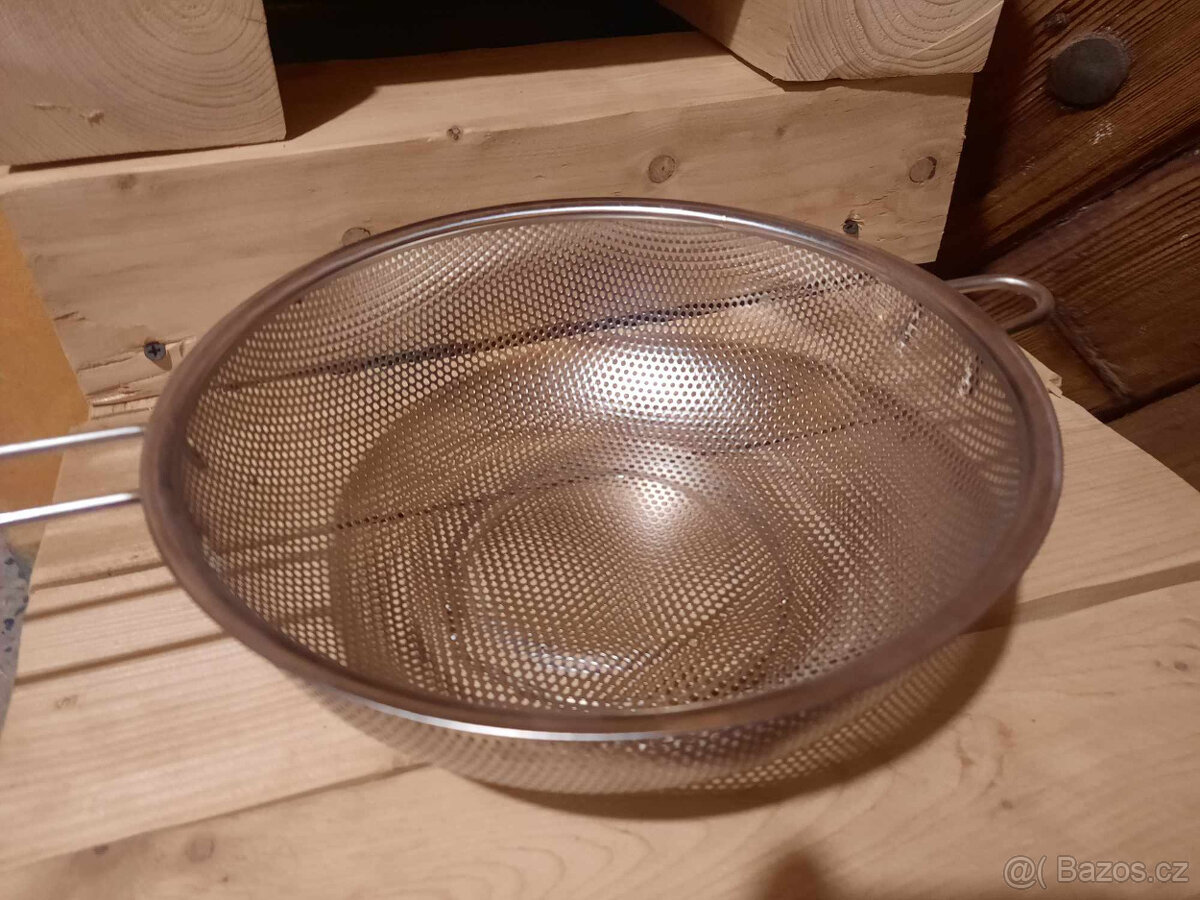 Skleničky různé, misky, sítko - 10