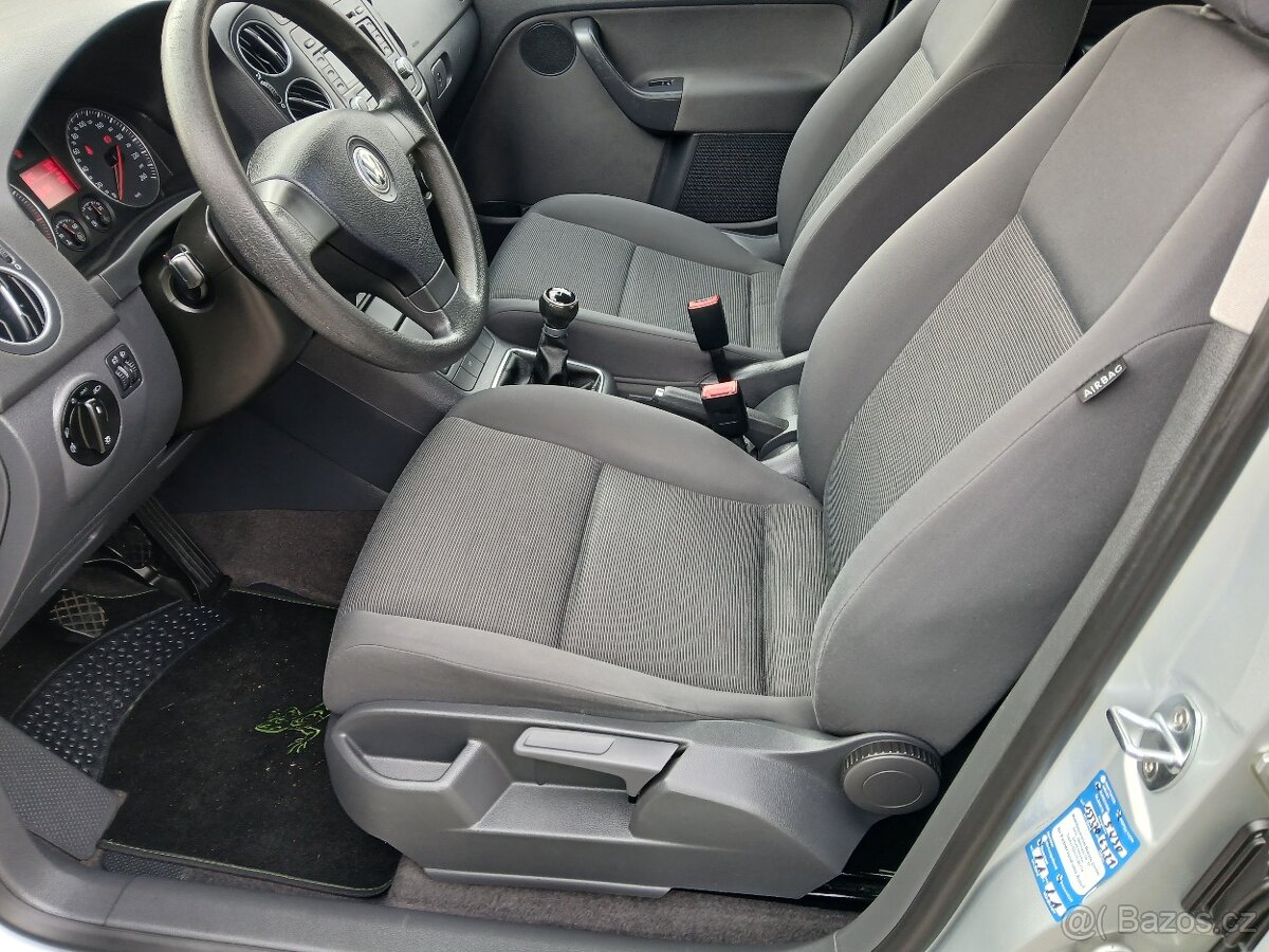 KRÁSNÝ GOLF PLUS 1.6 BENZÍN 1.MAJITELKA ZÁRUKA KM - 10