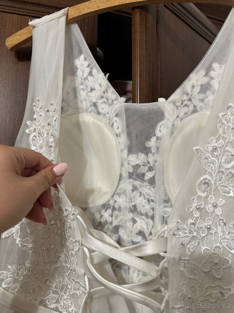 Bílé svatební šaty s krajkou a kamínky - 10