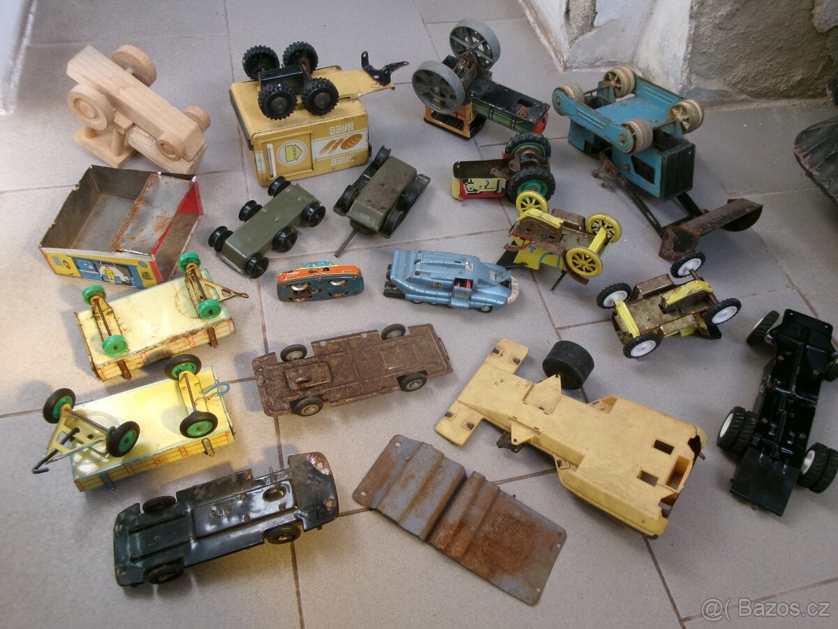 prodám hračku -plechová postýlka pro panenku - stahovací kov - 10