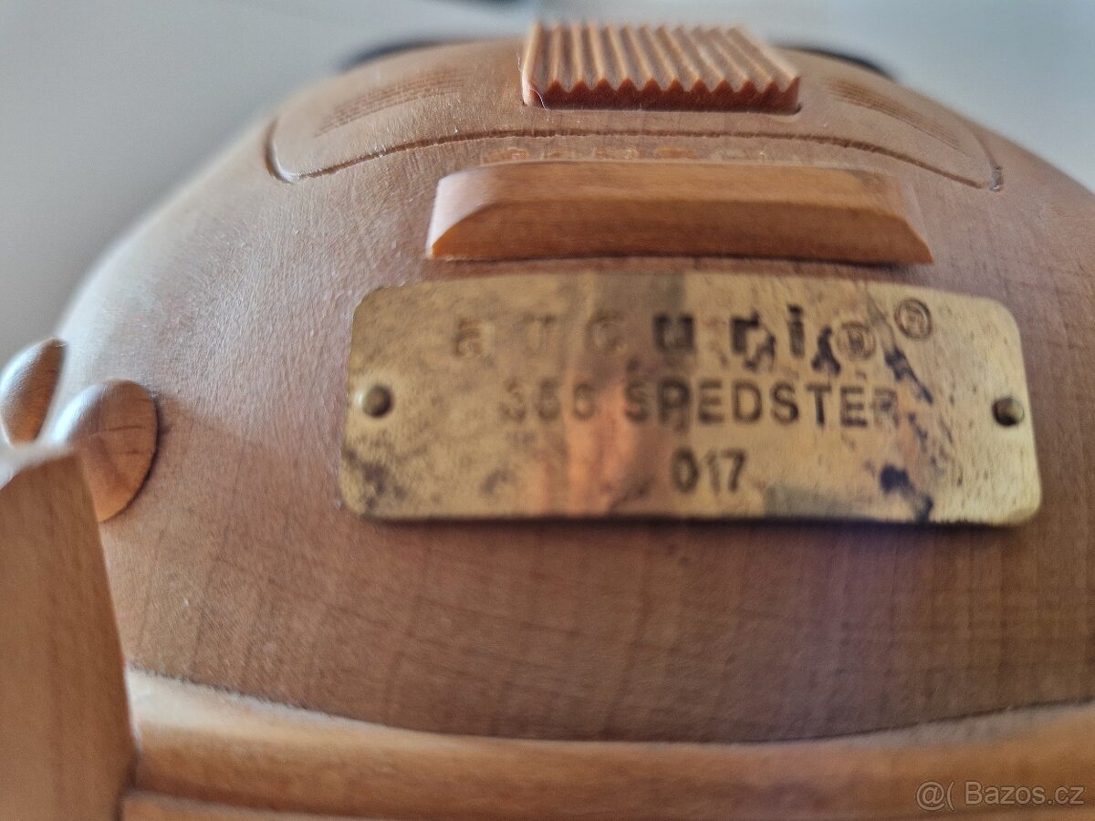 Dřevěný model auta - 10