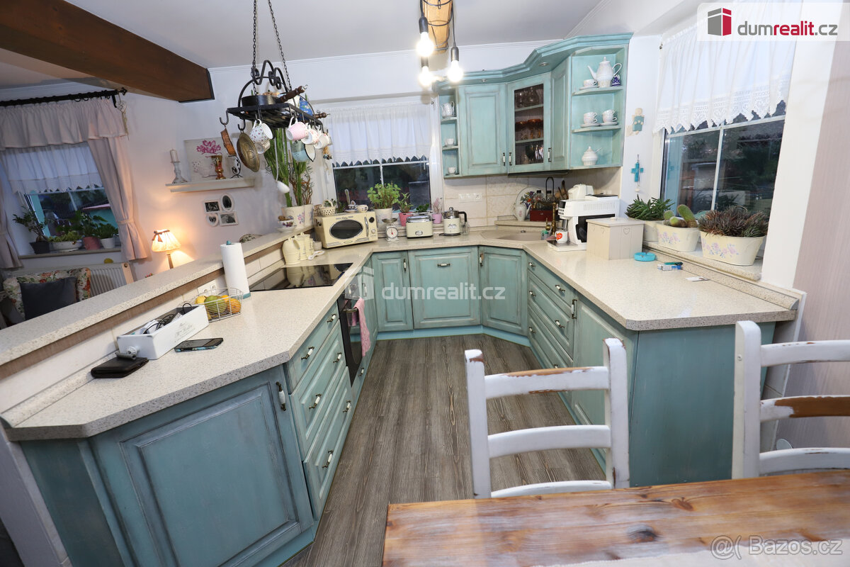 Krásný rodinný dům 5+kk ve vilové zástavbě se zahradou, park - 10