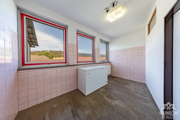 Pronájem výrobně-skladového areálu 400 m² se zázemím v Částk - 10