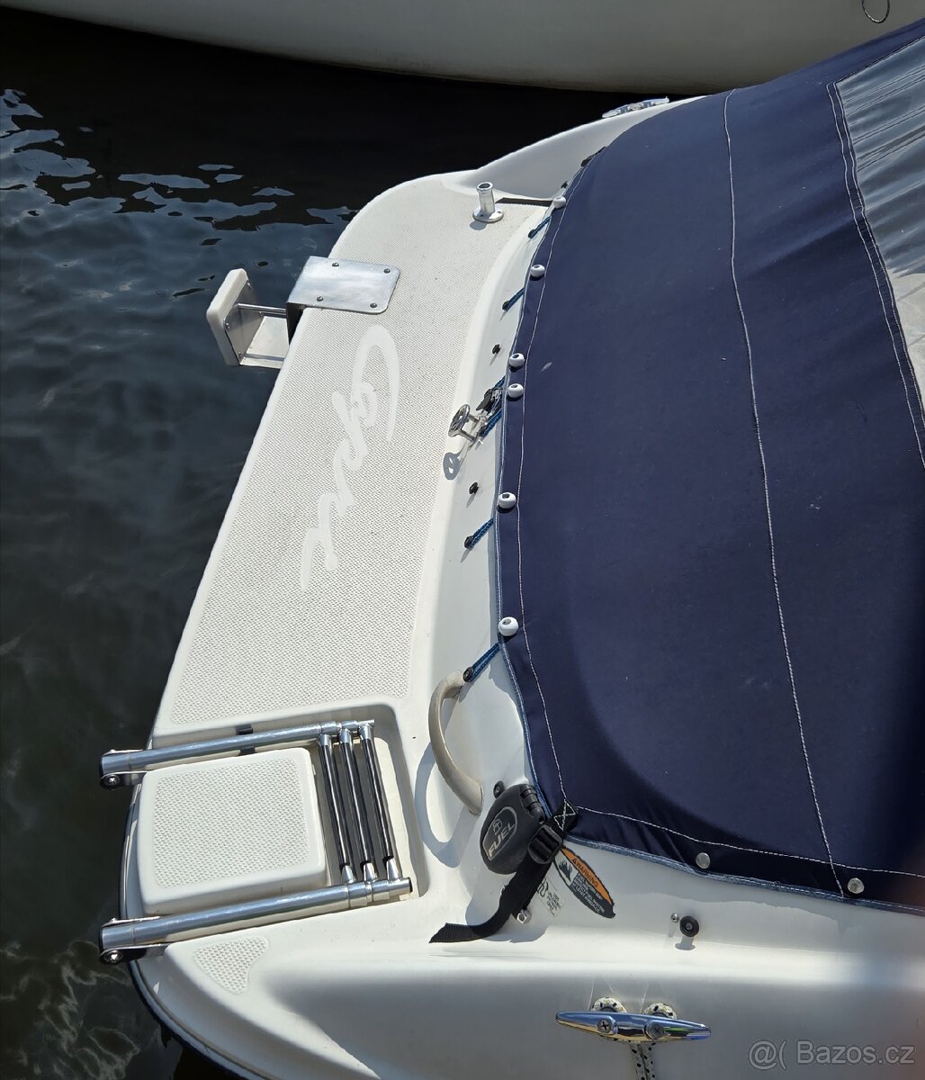 Motorová kajutová loď Bayliner 602 Capri + přívěs. - 10