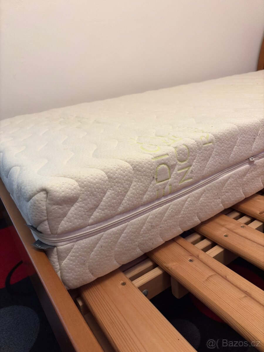 Manželská dřevěná postel 180x200. Původní cena 36tis. - 10