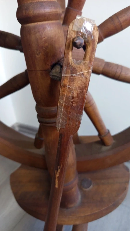 Starý dřevěný kolovrat - 10