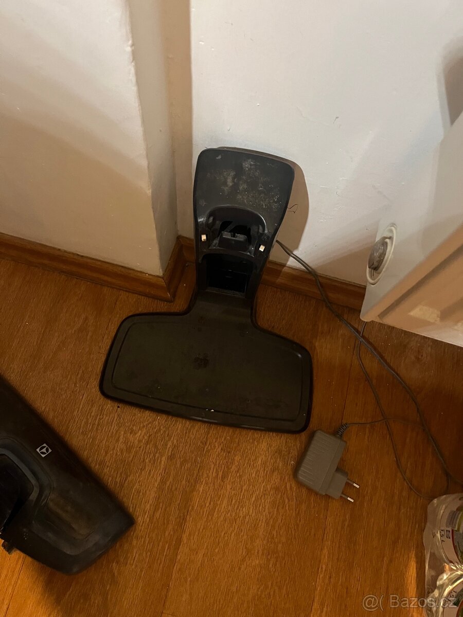 AKU tyčový vysavač Elektrolux - 10
