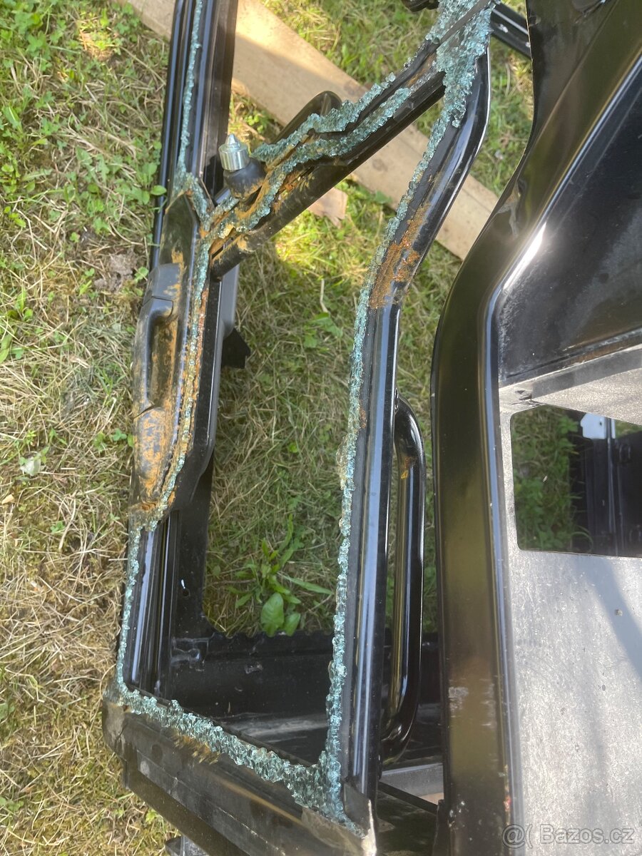 Prodám rám kabiny bagru Caterpilar 303 - 10