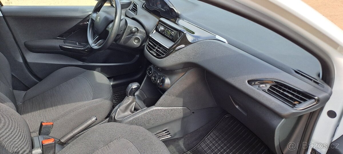 Peugeot 208 1.0i najeto 63 000 km 1 majitel koupeno v ČR - 10