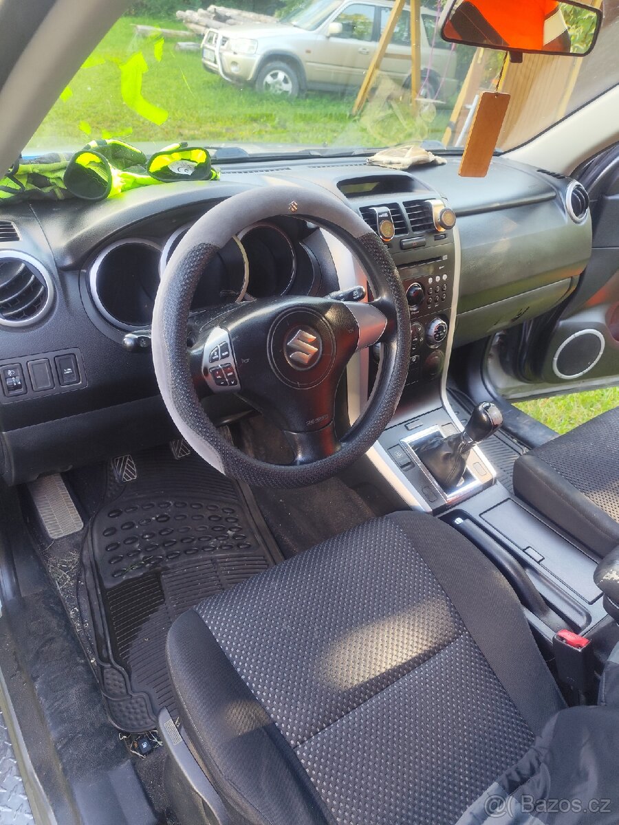Suzuki grand Vitara 2l. Benzín 103kw 2006 - 10