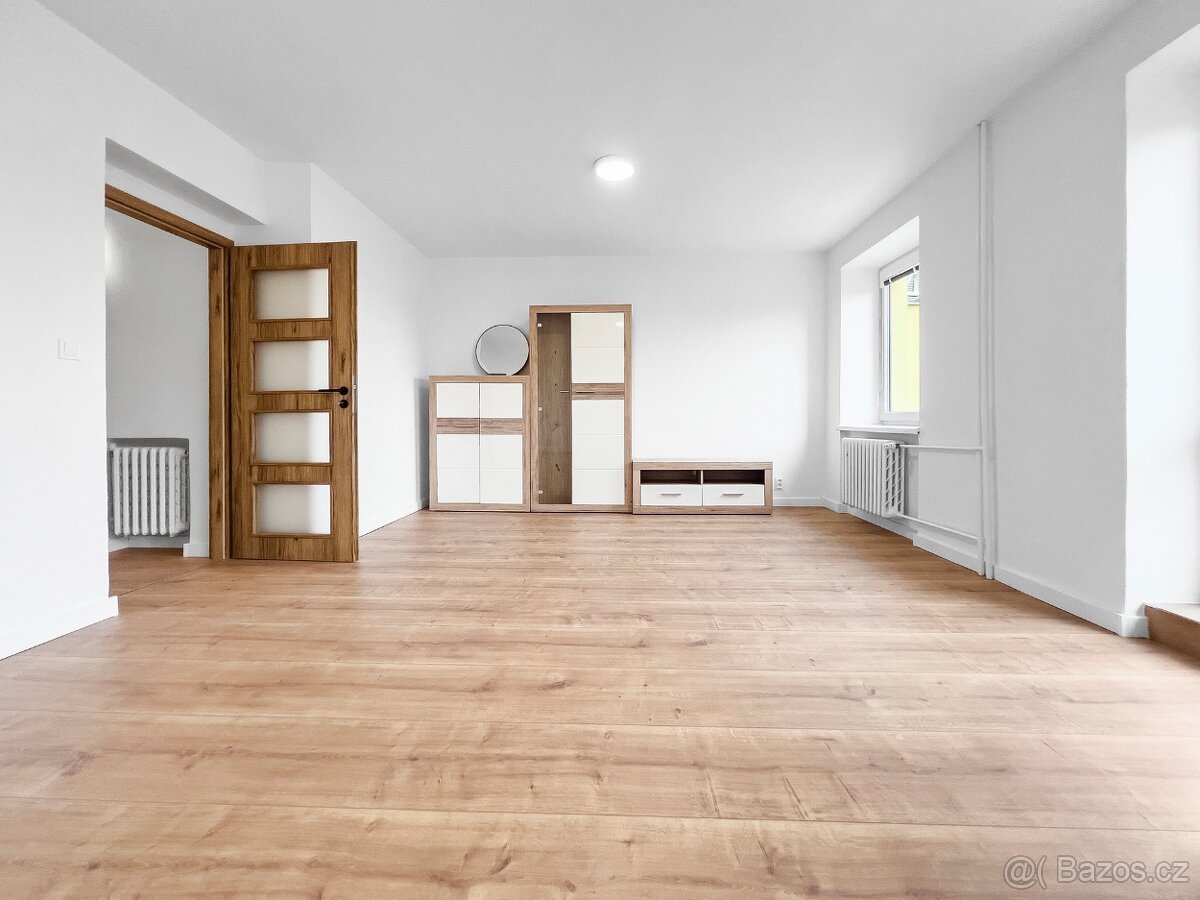 Pronájem luxusního domu 4+1, s balkónem a zahradou - Dobšice - 10