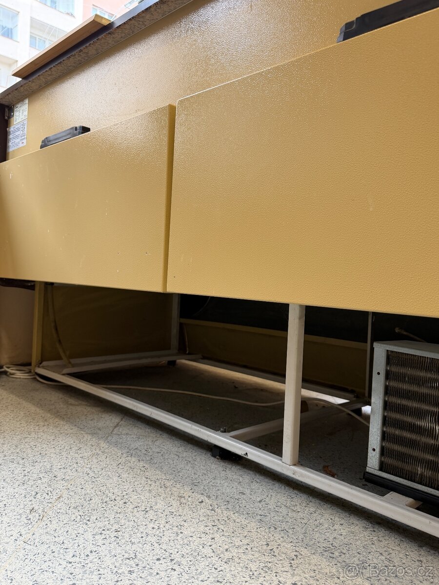 Vitrína do pekárny/kavárny chladící svítící - 10