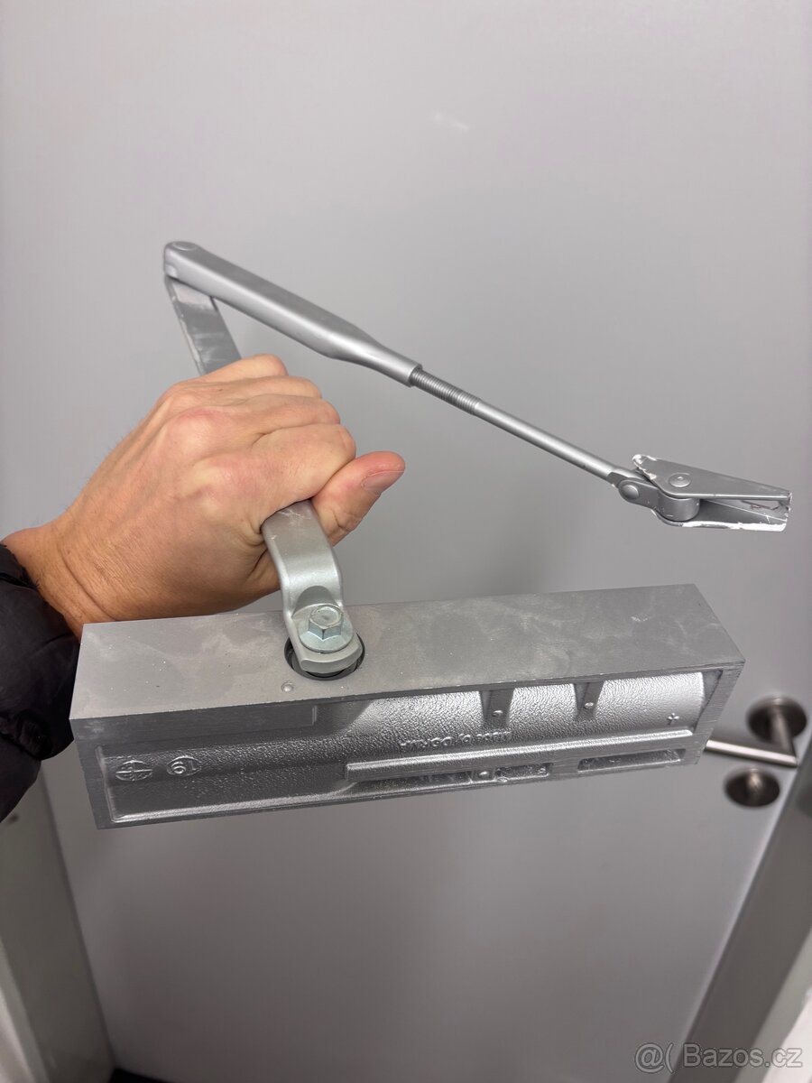 Dveřní zavírač - 10