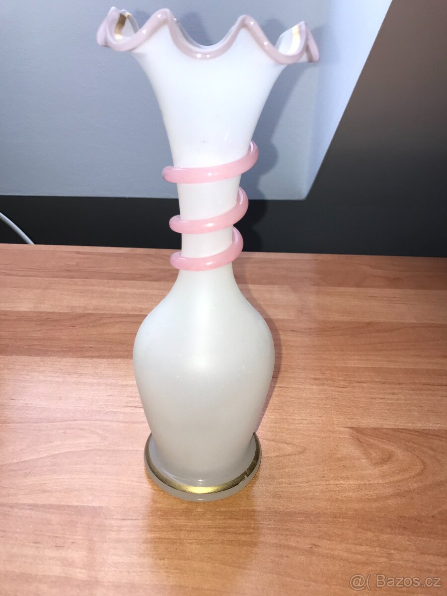 Sběratel nabízí staré skleněné vázy - 10