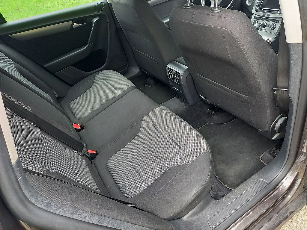 Volkswagen Passat 1.6 TDi-digiklima+alu.kola+Navi+ROZVODY - 10