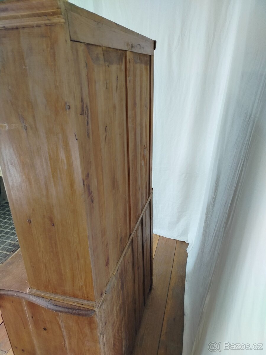 Starožitný kuchyňský kredenc - 10