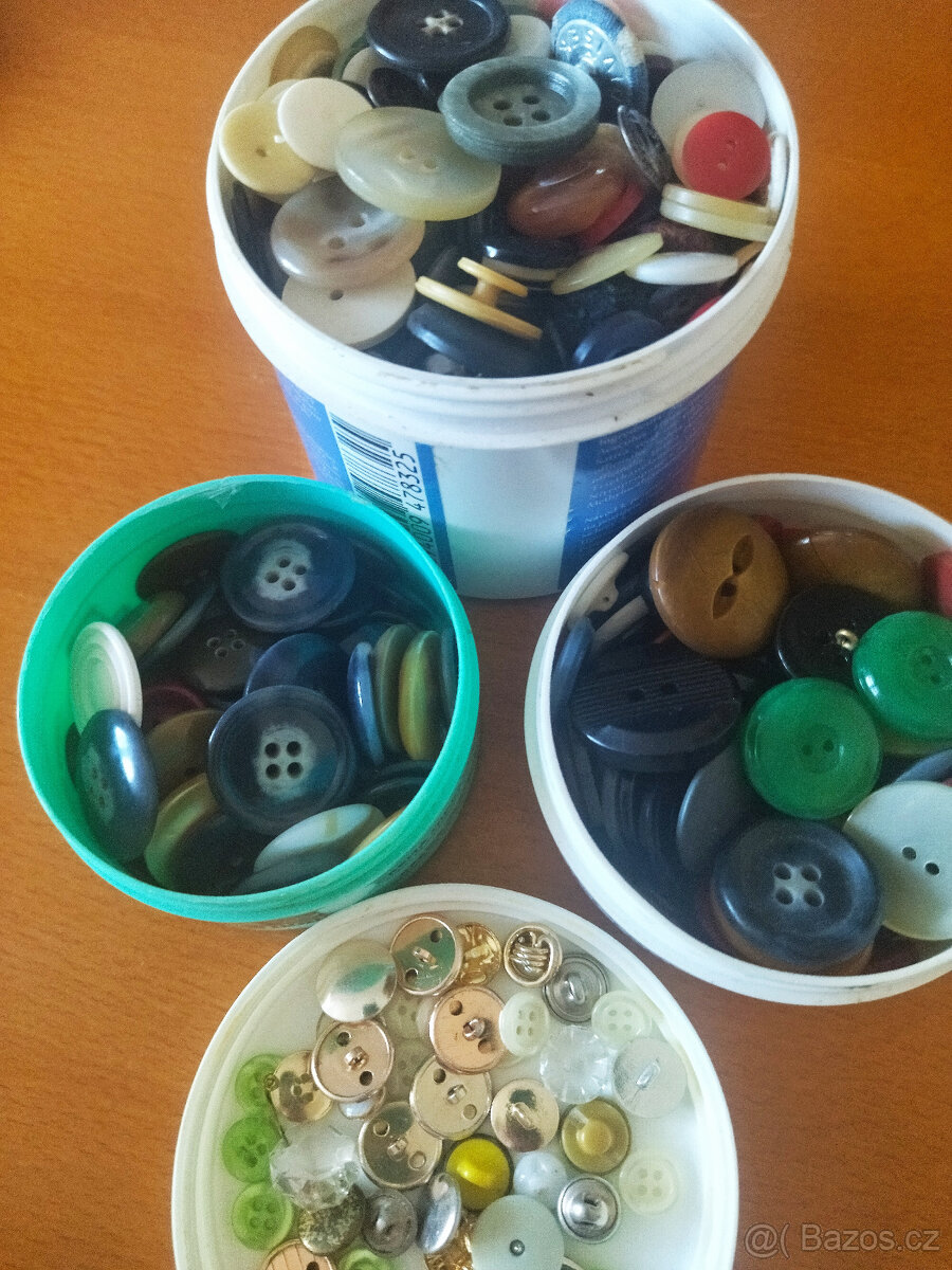 šicí stroj, náhradní díly, jehly, knoflíky - 10