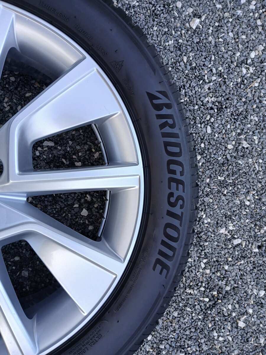 Pěkná zimní orig alu kola Škoda Kamiq 205/55/17 8mm - 10