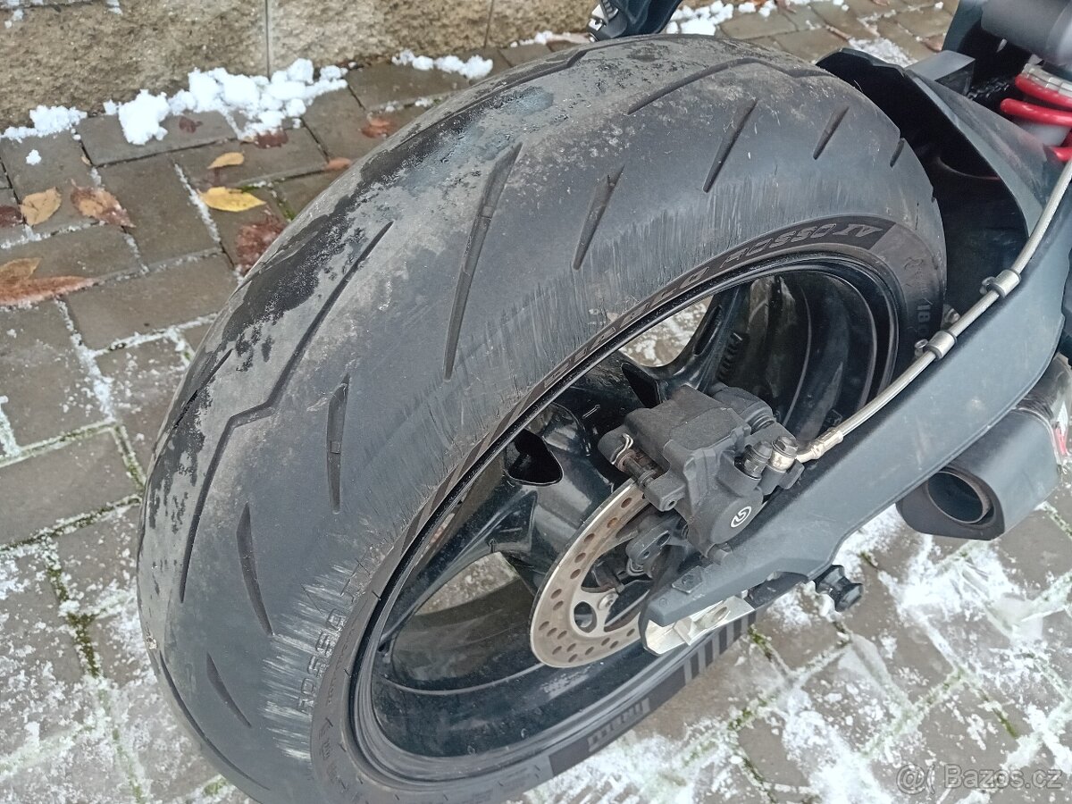 TRIUMPH STREET TRIPLE 675 R - 10