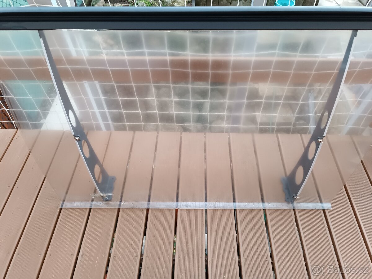 Průhledná stříška z plexiskla o rozměrech 135 x 95 cm. - 10