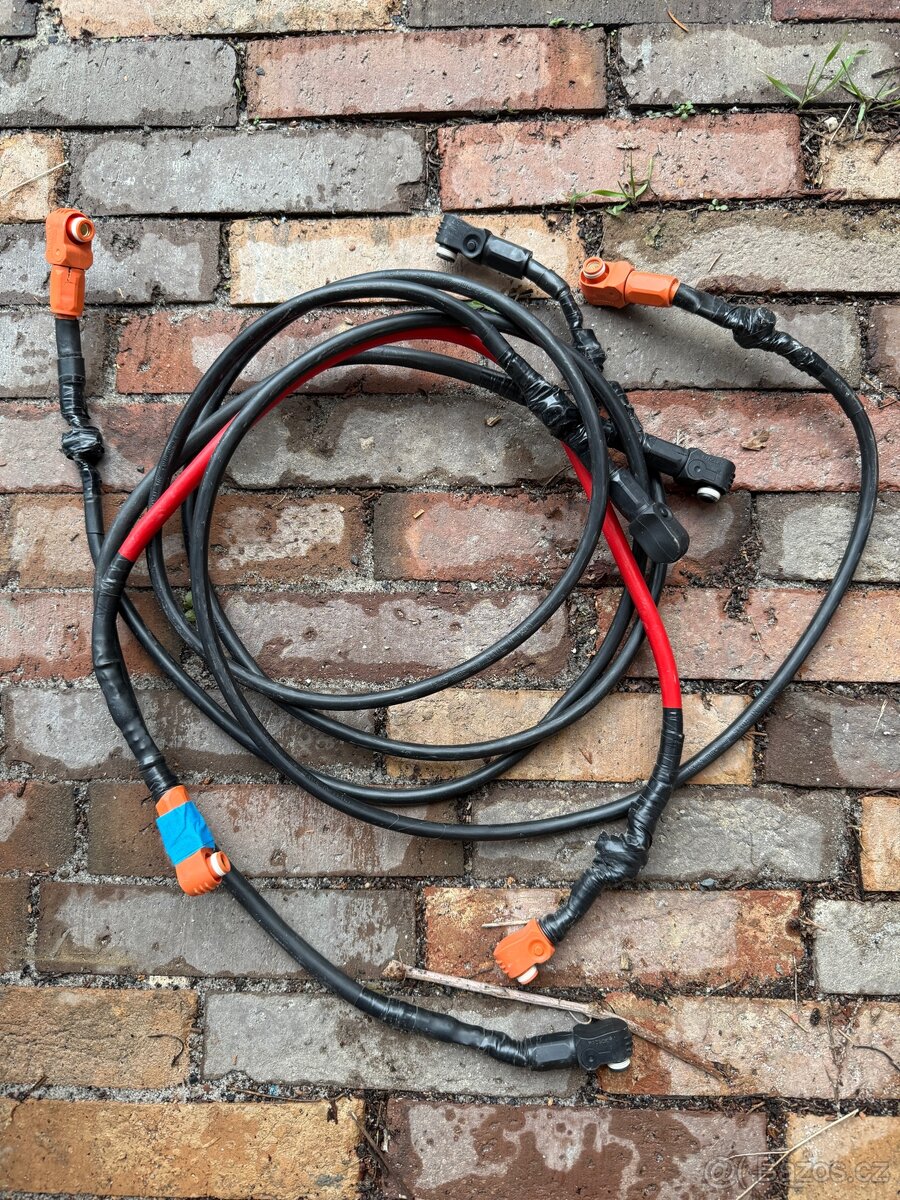 Pylontech baterie, drzaky a kabely - 10