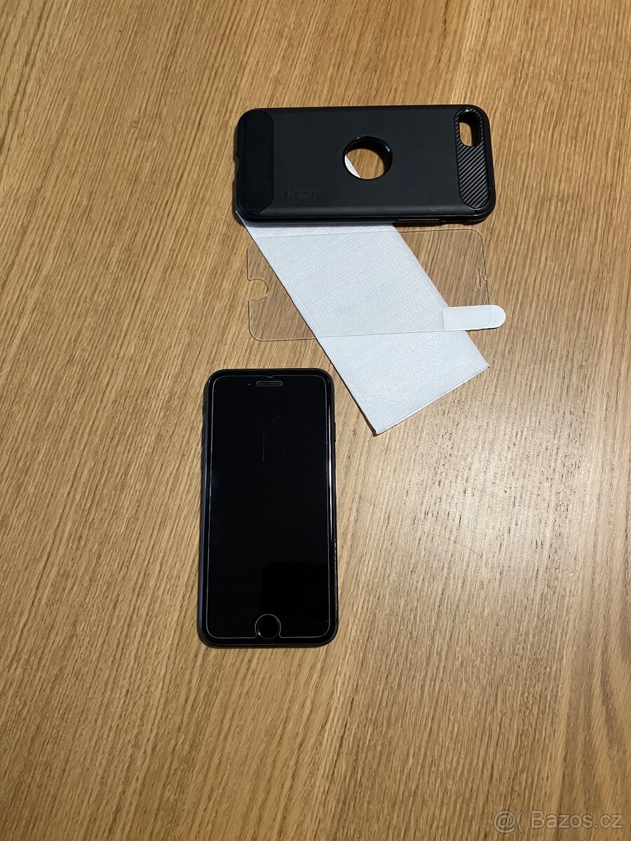 iPhone 7 - 128 GB - Spigen pouzdro - 10