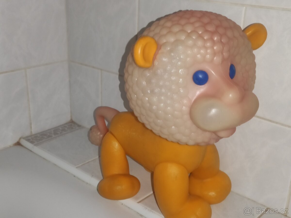 Starý dětský kočárek, panenky, hračky - 10