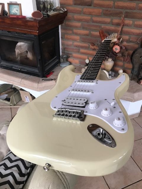 Baskytara SQUIER 4 a 5 a combo Peavey TKO, Roland atd. - 10