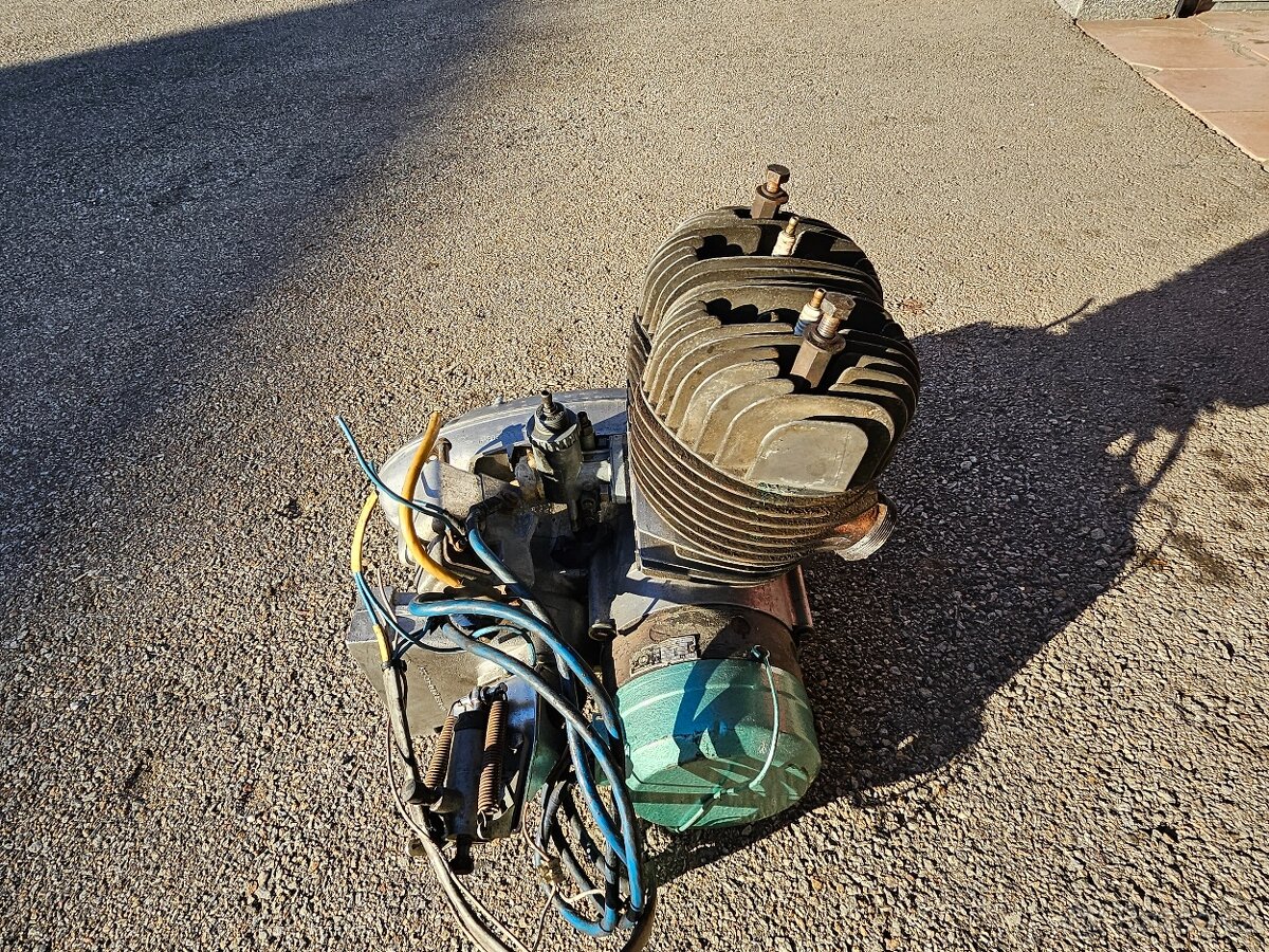 Prodám motor Velorex typ 572/350 - 10