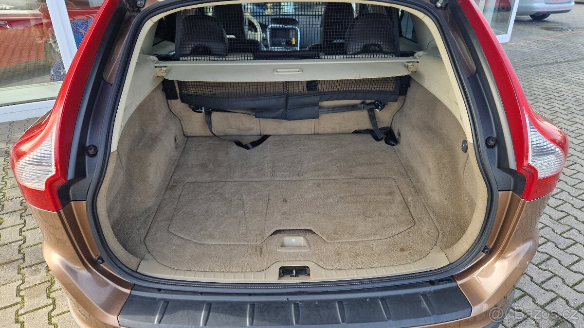 Volvo XC60 2,4D 120kW kůže - 10