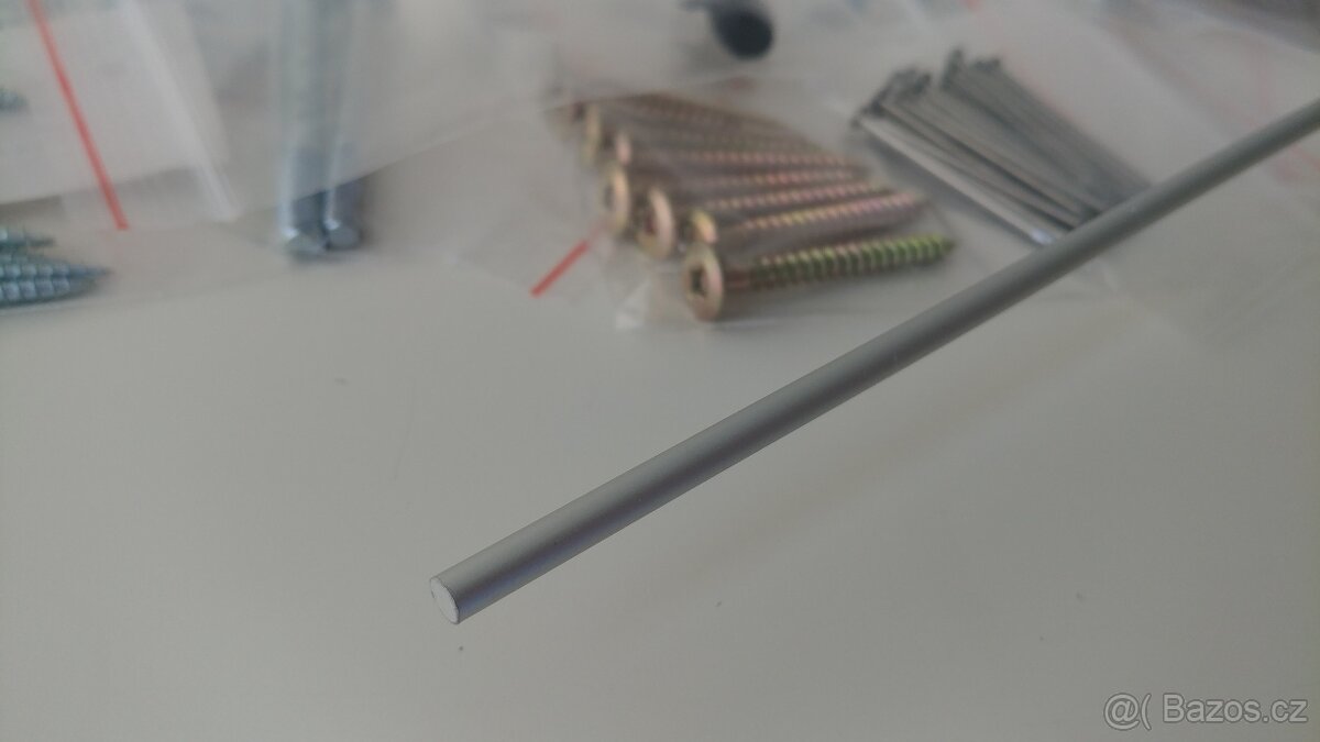 Spojovací materiál všemožného druhu, roztříděno, celkem 4 kg - 10