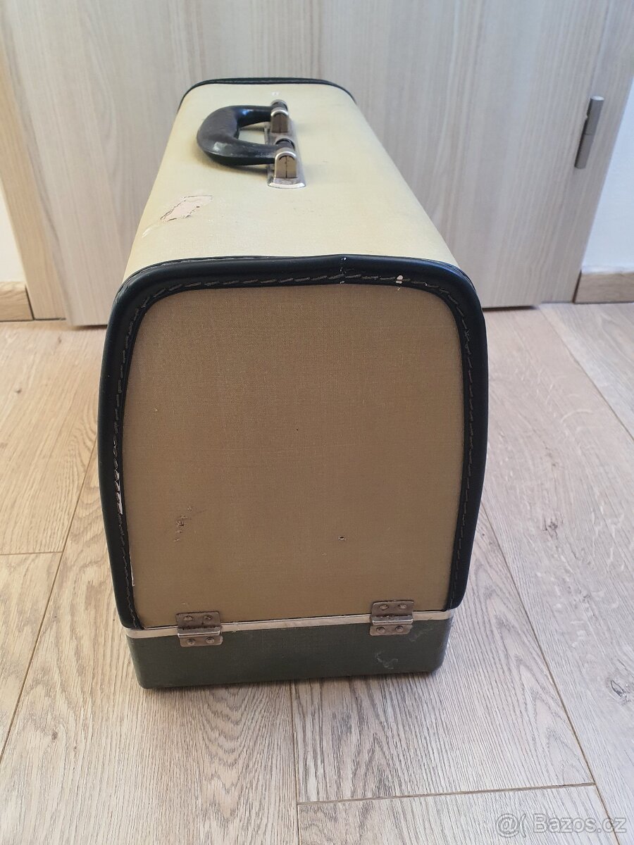 Starší šicí stroj - 10