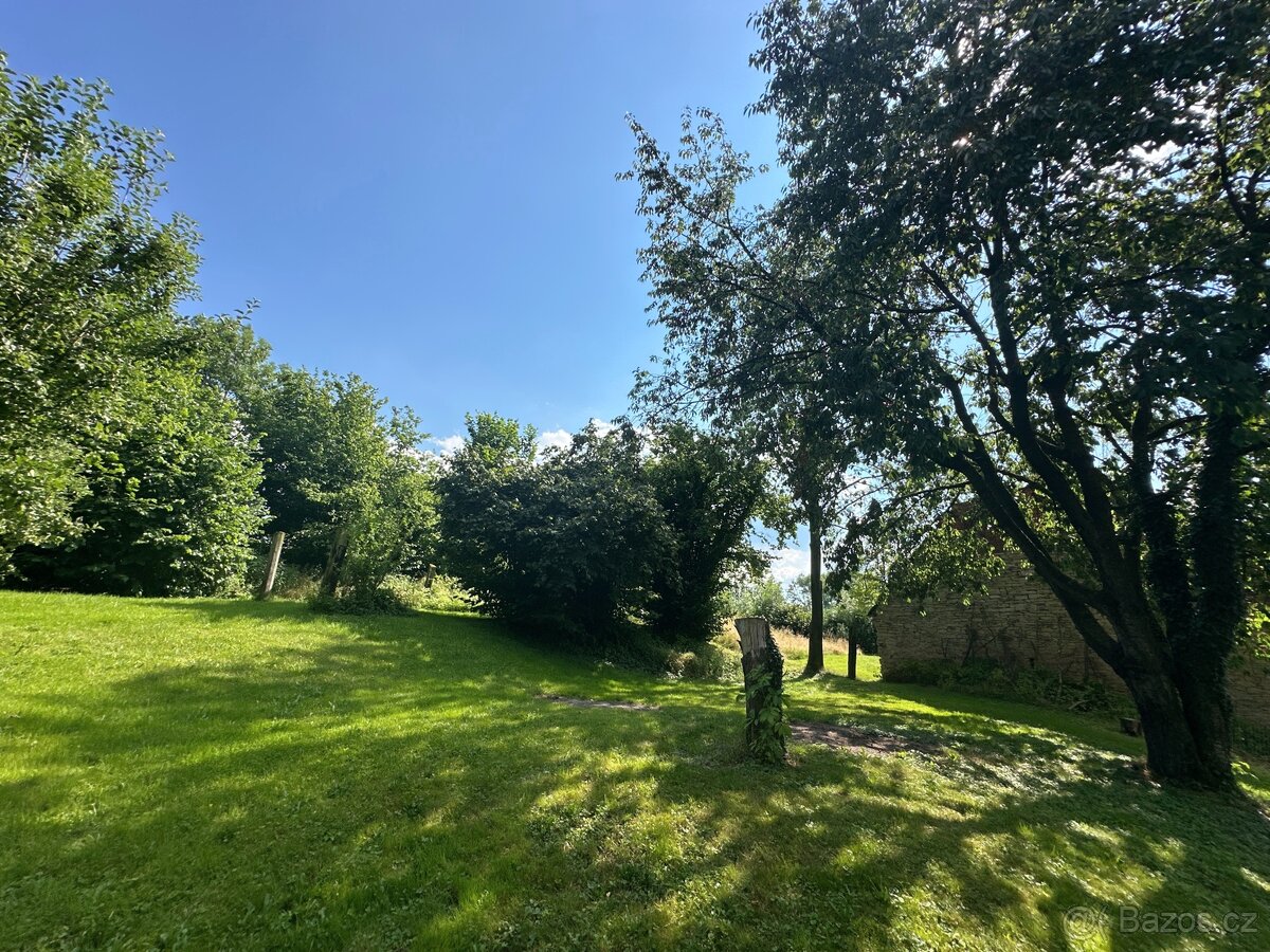 Pozemek se stavbami na okraji vesnice - 10
