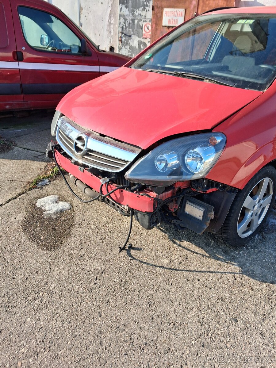 Opel Zafira benzin,rok 2012,veskere dily - 10