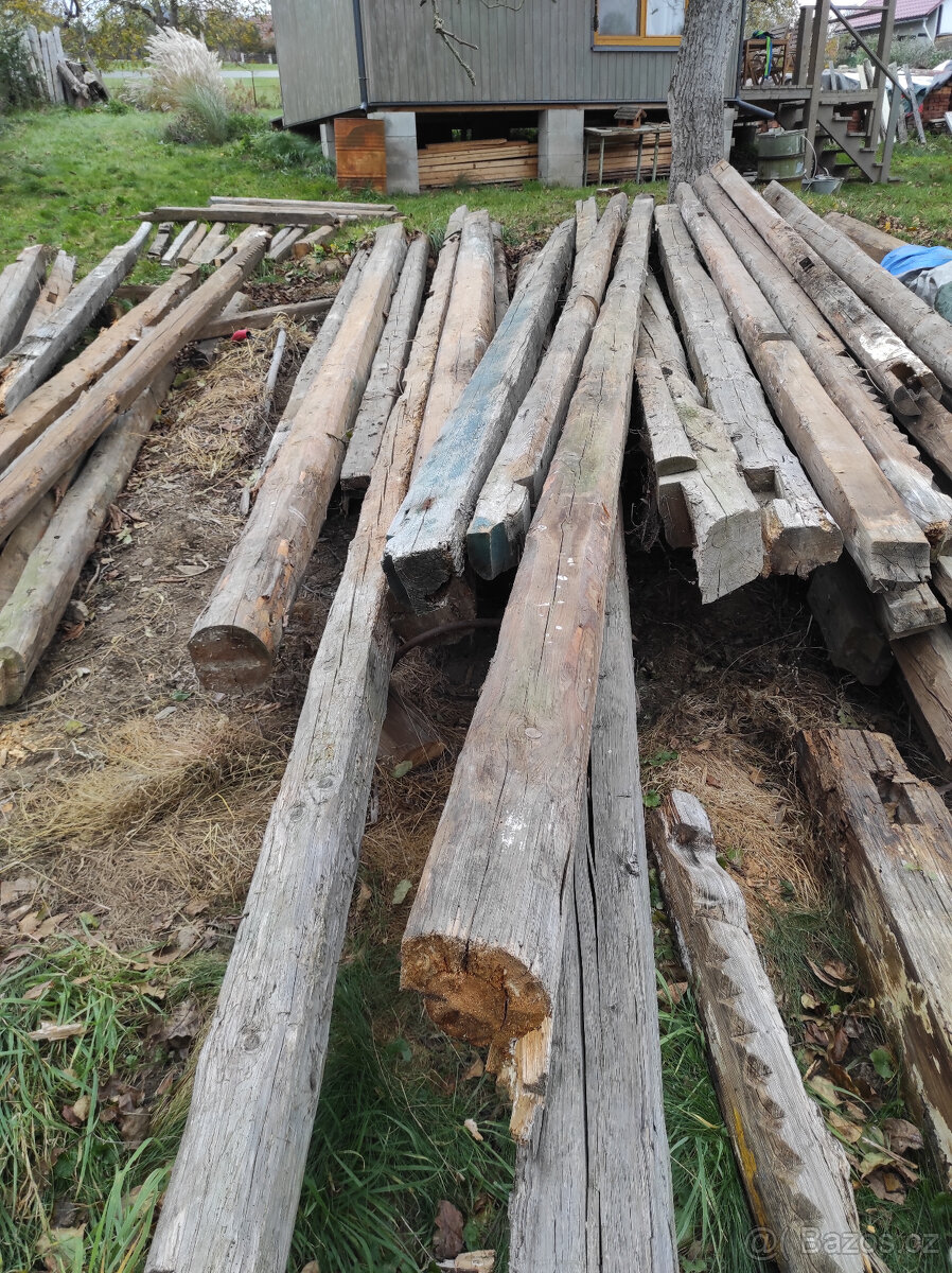 ručně tesané trámy ze střechy - 10