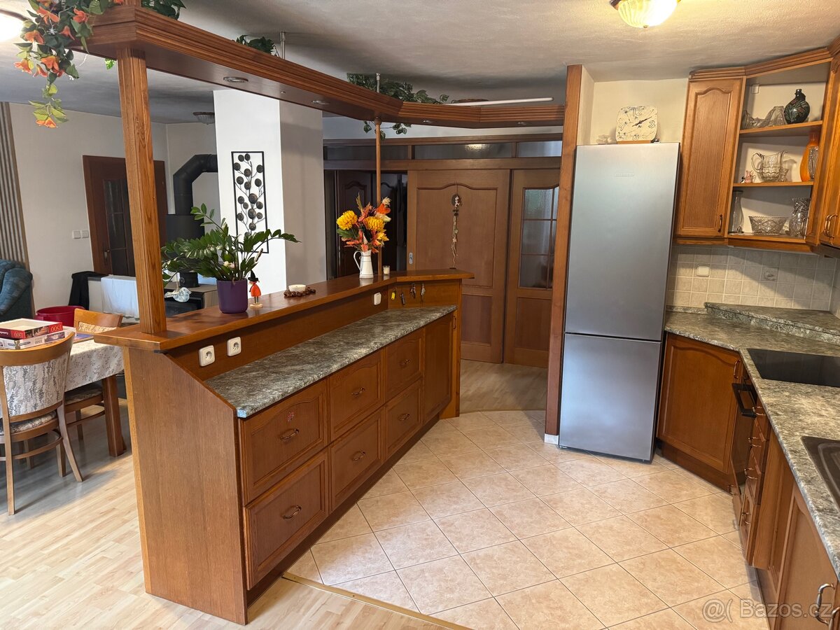 Kuchyňská linka s barem - 10