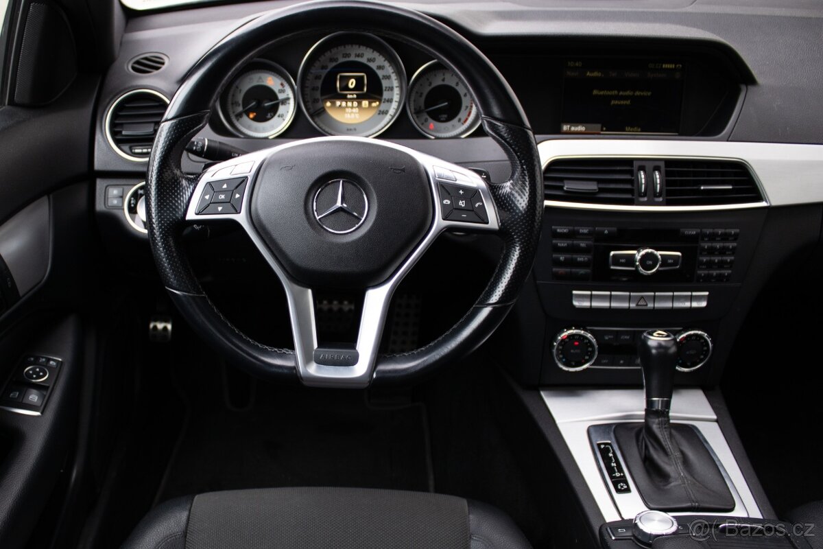 Krásný Mercedes-Benz C 250 Coupé s benzínovým motorem - 10