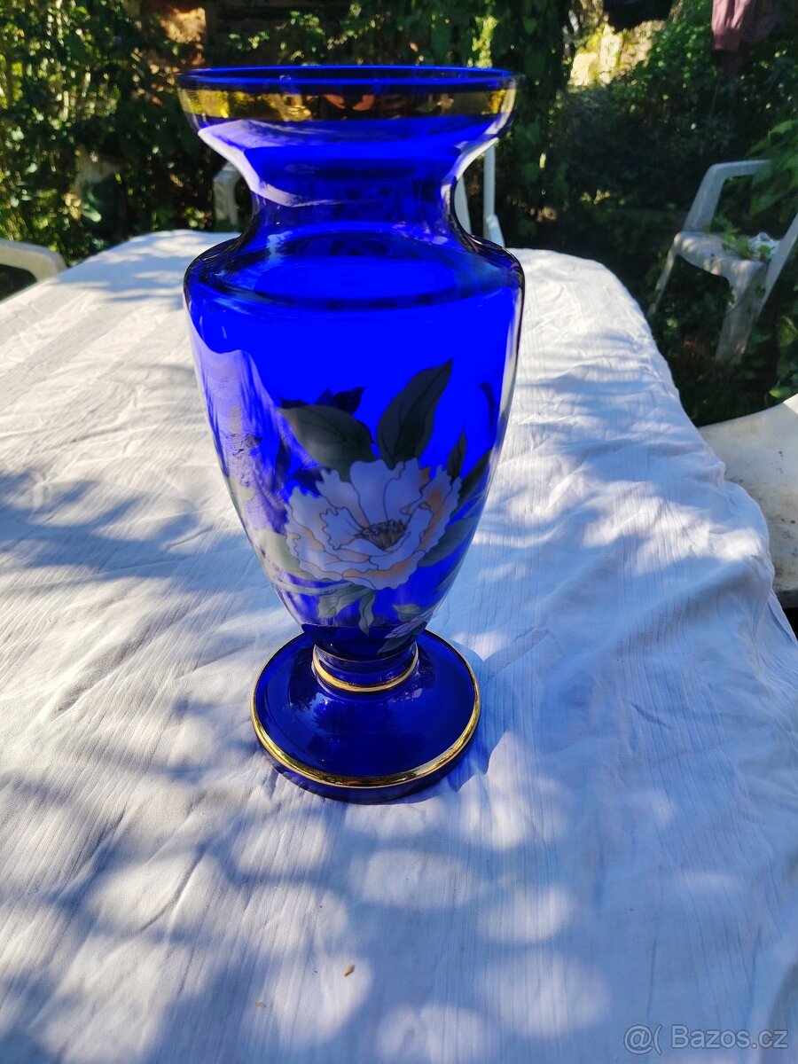 Modrá skleněná váza s květinami a pozlacením - 10