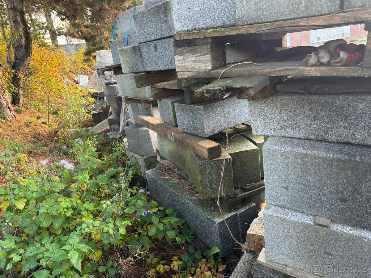 Žulové obrubníky a bloky CENA ZA VŠE NA FOTO - ASI 12 PALET - 10