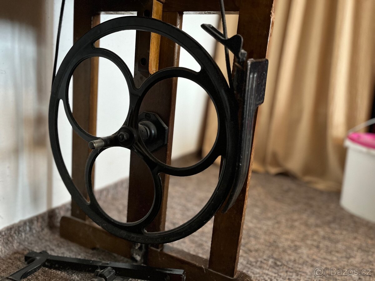 PFAFF 31 šicí stroj se stolkem - 10