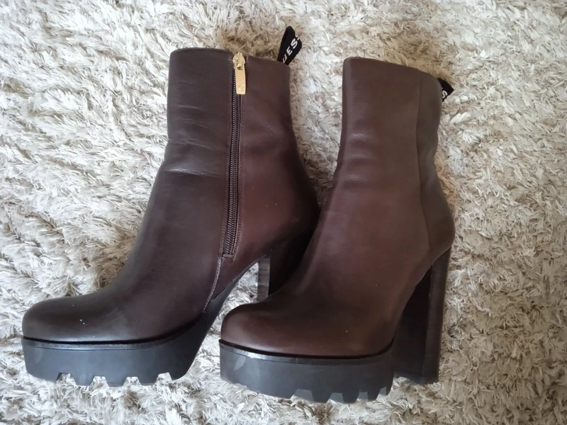 Hnědé polokozačky zn. Guess, vel. 38 - 10